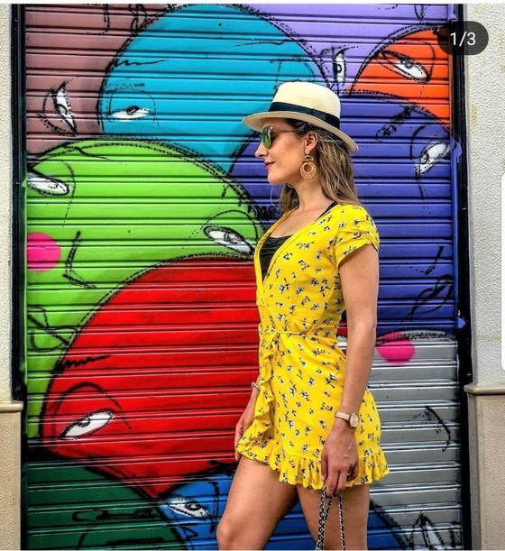 Image 1 of UTOPÍA - Niña llorando - Pintura de bellas artes enmarcada sobre papel