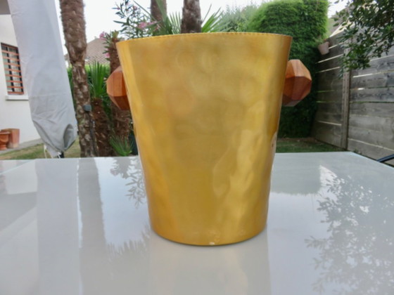 Image 1 of seau à glace en aluminium anodisé doré et texturé, poignées en teck, signé TL Paris, 1970