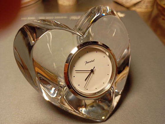 Image 1 of Baccarat kristallen klok in de vorm van een hart.