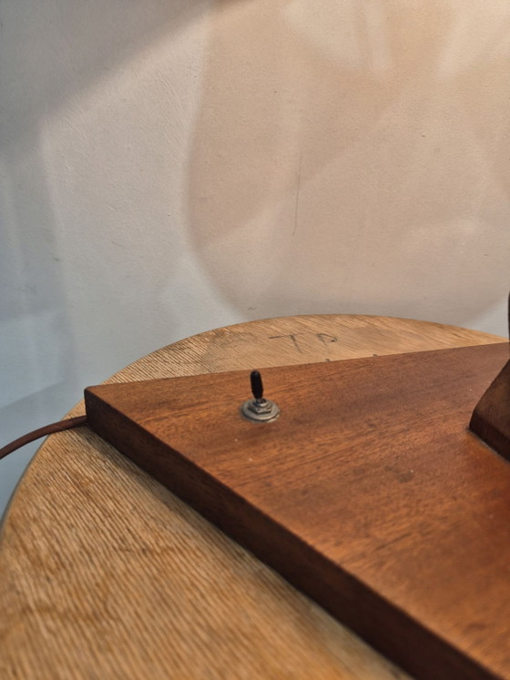 Französische Art-déco-Tischlampe aus Holz mit geometrischem Muster, Tischlampen, Braun (Foto 3 von 7)