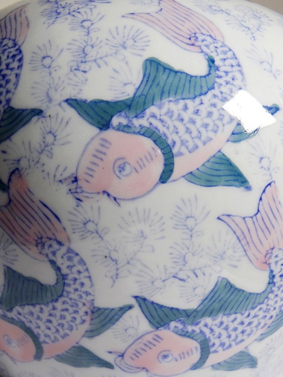 Image 1 of Vaso o pentola cinese d'epoca con coperchio e motivi di carpe koi