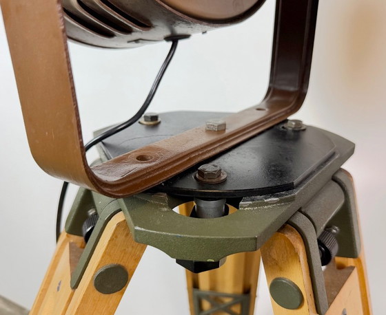 Large Industrial Factory Tesla Spotlight on Wooden Tripod, 1950s, Floor lights, Metal, Brown, Vintage (photo 14 of 15)