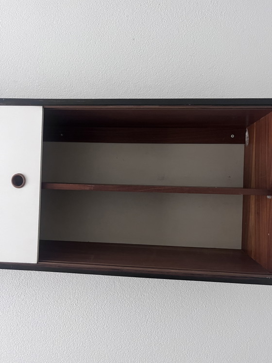 Vintage (jaren 60) zwevende wandkast met schuifdeuren – Wood (photo 9 of 11)