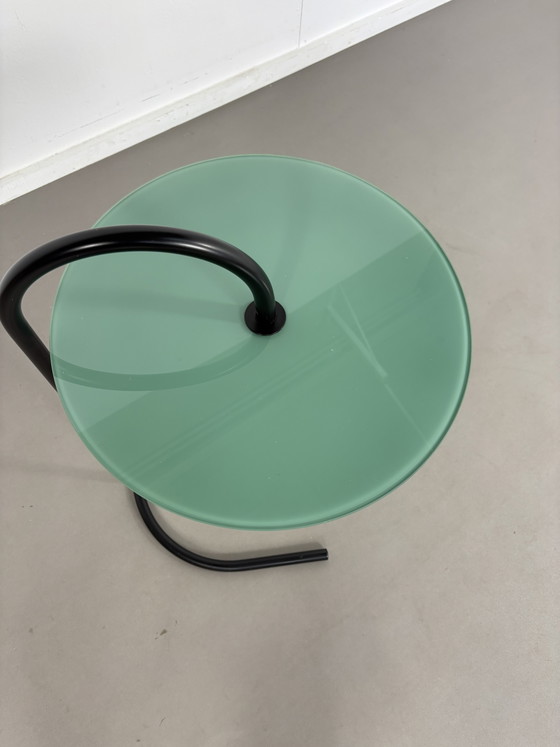 Mesita auxiliar Ry de IKEA, poco común, con estructura negra, rejilla y tapa de cristal verde, diseñada por (photo 3 of 5)