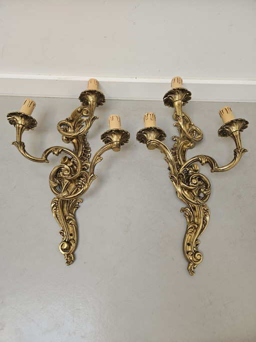 Coppia di esclusive lampade da parete in bronzo in stile Luigi XV, a 3 luci – wandlampen, Bronze