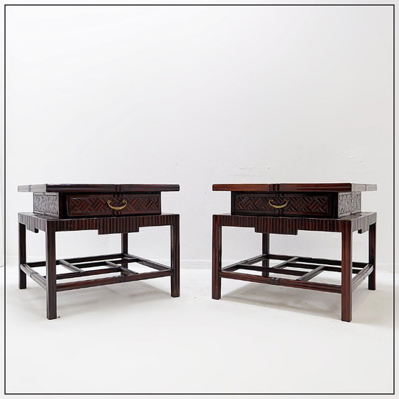 Image 1 of Coppia di tavolini laterali vintage in stile pagoda, con motivo a spina di pesce effetto bambù - Maitland & Clasco