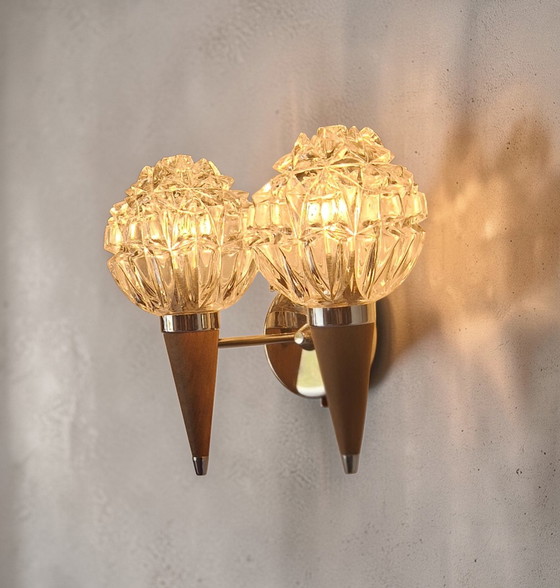 Image 1 of Applique doppia in stile scandinavo - Vetro scolpito e legno di teak - Anni '60