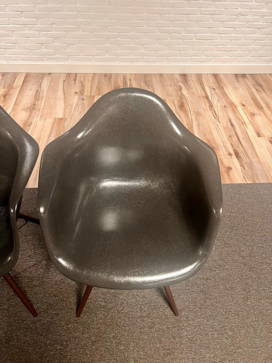 4x Vitra Eames Fiberglass Armchair DAW, Dining chairs, Wood, Grey (photo 5 of 14)