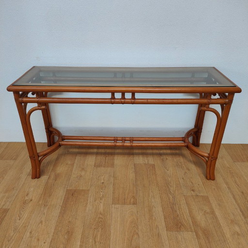 Mesita auxiliar vintage de ratán con tapa de cristal.