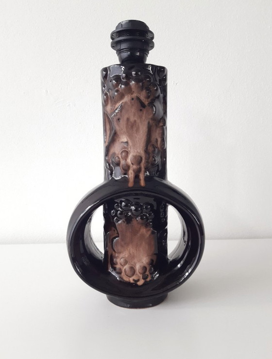 Image 1 of Base per lampada vintage in ceramica marrone scuro riccamente decorata degli anni '70 con un nuovo paralume fatto a mano; Fa