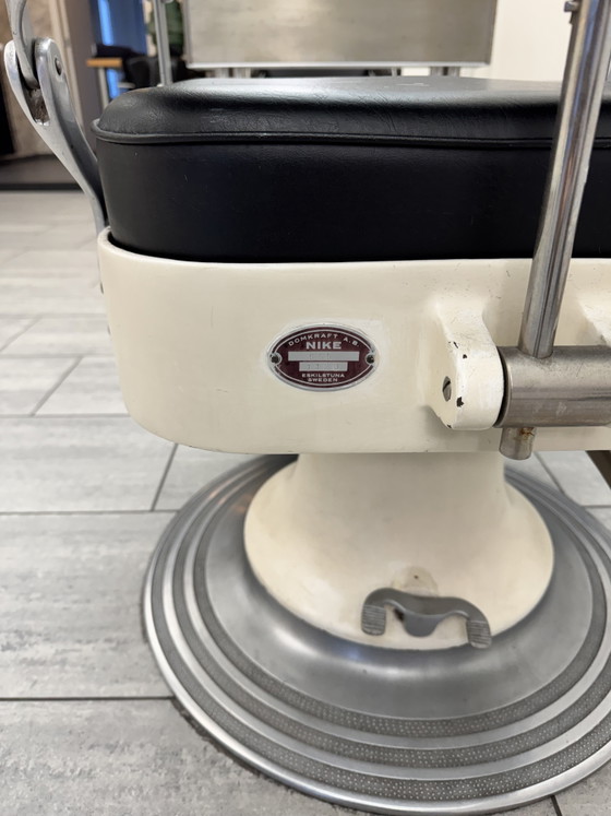Image 1 of Fauteuils de barbier NIKE Suède 1940