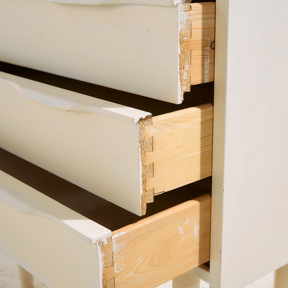 Image 1 of Mk9920 Table de nuit peinte en blanc avec trois tiroirs