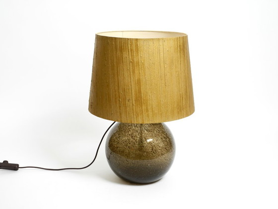 Image 1 of Grote, elegante, zeer zeldzame Putzler tafellamp uit 1970 met verlicht glazen lamphuis en kap van gouden dupionzijde