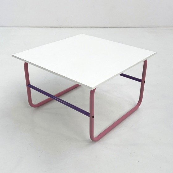 Image 1 of Buisvormige salontafel in paars en roze, jaren 80