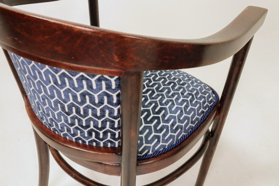Image 1 of Paar Art-déco-Stühle, marineblauer Jacquard, Entwurf von Thonet aus dem Jahr 1910