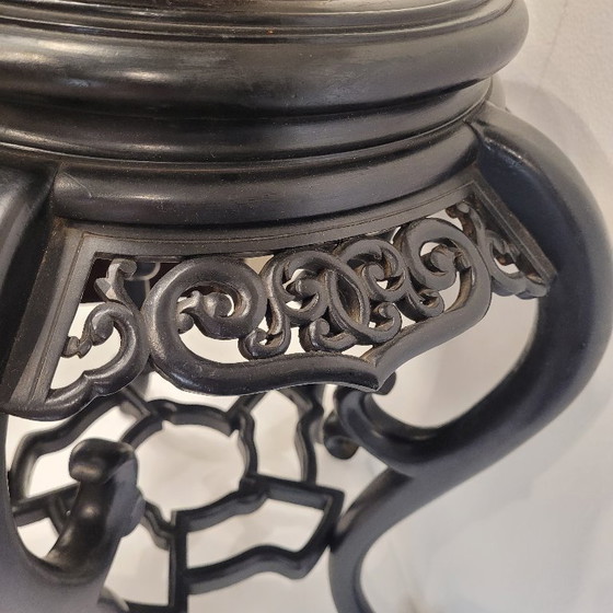 Image 1 of Petit guéridon/table d'appoint, en bois ébénisé et sculpté et en marbre, dynastie Qing, vers 1900 – Chine