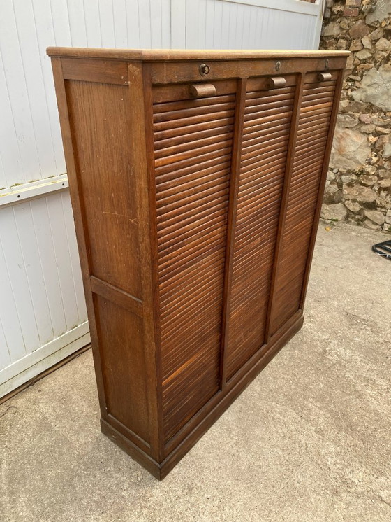 Image 1 of Eikenhouten archiefkast met drie kolommen en gordijn uit de jaren 50