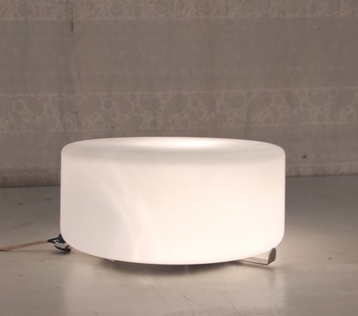 Decken- oder Wandleuchte im Bauhaus-Design mit opalisierendem Glaskolben – Mitte des 20. Jahrhunderts