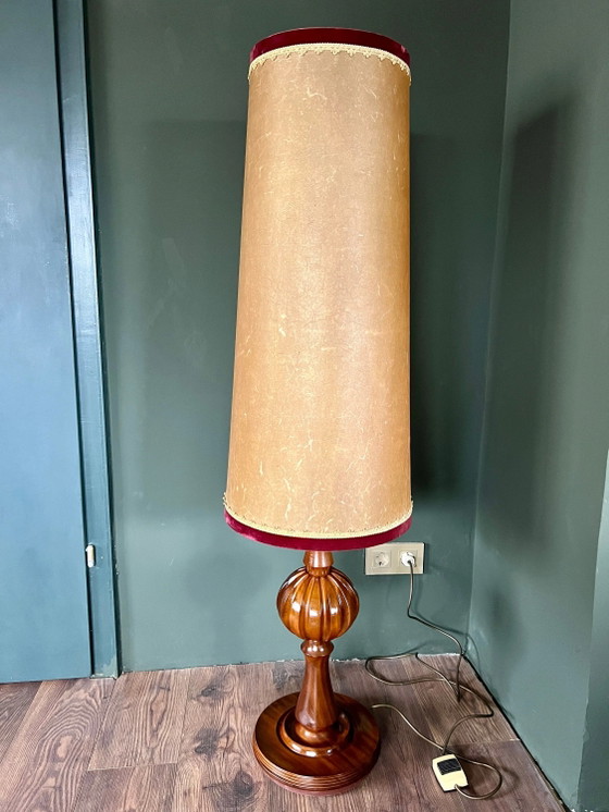 Rare! Lampadaire vintage Mid-Century/Space Age avec abat-jour en cuir et base en bois frappante, excellent (photo 4 of 9)