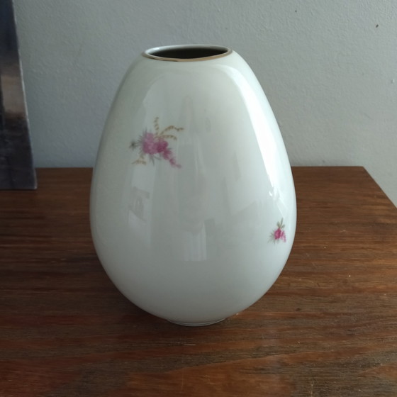 Image 1 of Vaso a uovo in porcellana.