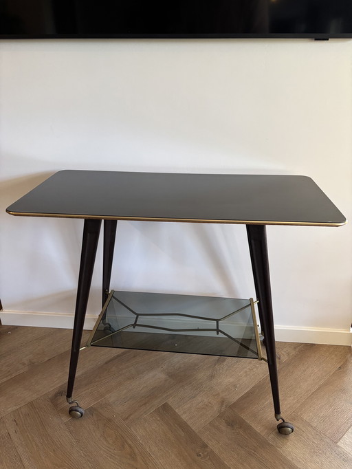 Bijzettafel vintage con estilo moderno de mediados de siglo: messing afwerking, wielen, jaren 1950