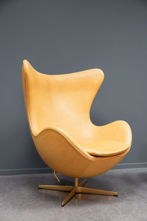 Image 1 of Poltrona a uovo + pouf