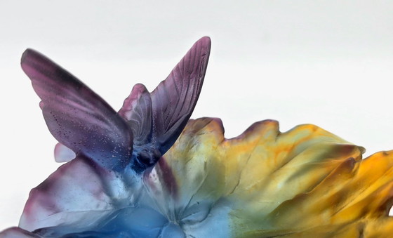 Image 1 of DAUM – Glazen pastahouder/ringhouder met de afbeelding van een vlinder met wijnblad, gesigneerd.