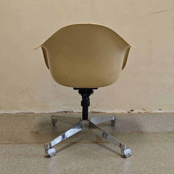 Silla de oficina Herman Miller con carcasa de fibra de vidrio, Sillas de oficina, Metal, Crema, Vintage (foto 6 de 10)