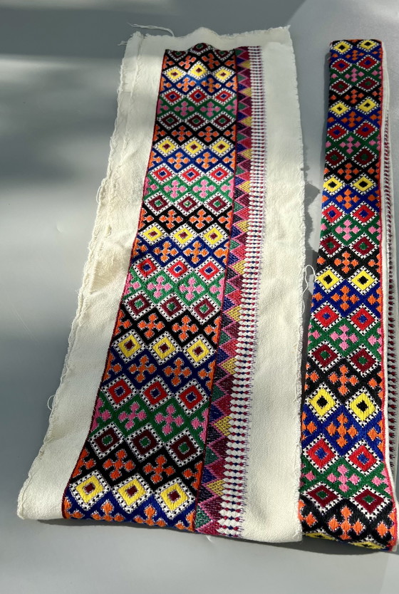 Image 1 of Twee Hongaarse randen met kleurrijk handborduurwerk met een folkloristisch patroon