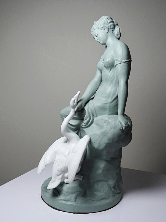 Image 1 of Biscotto bicolore di Letu & Mauger, Leda e il cigno, XIX secolo, celadon e bianco
