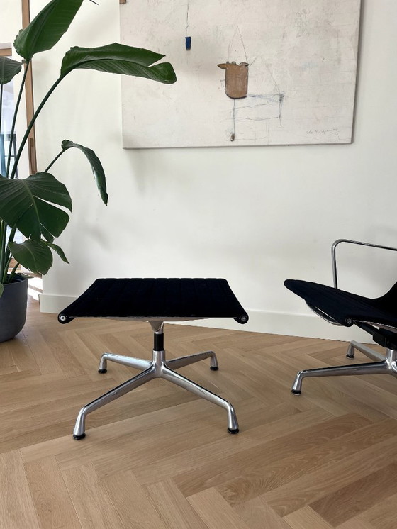 Image 1 of Sillón Vitra EA 124 + Taburete EA 125 – diseño clásico (Herman Miller / Eames)