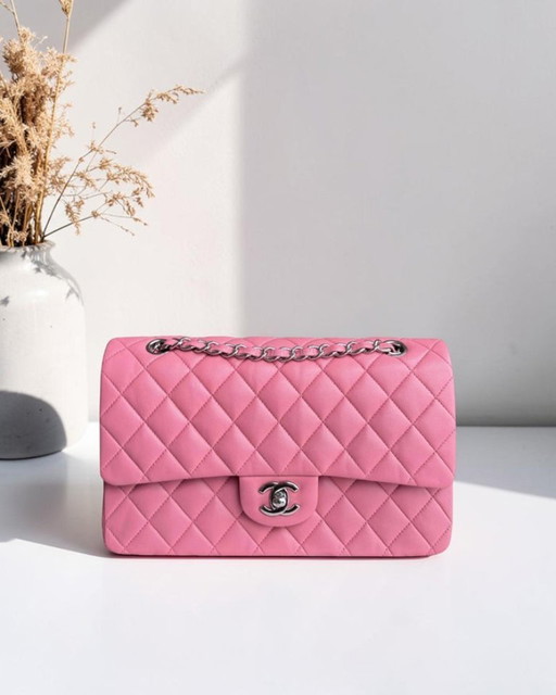 Borsa Chanel Classic Flap Medium - 25 cm in pelle di agnello trapuntata rosa chiaro con finiture argentate, serie 18