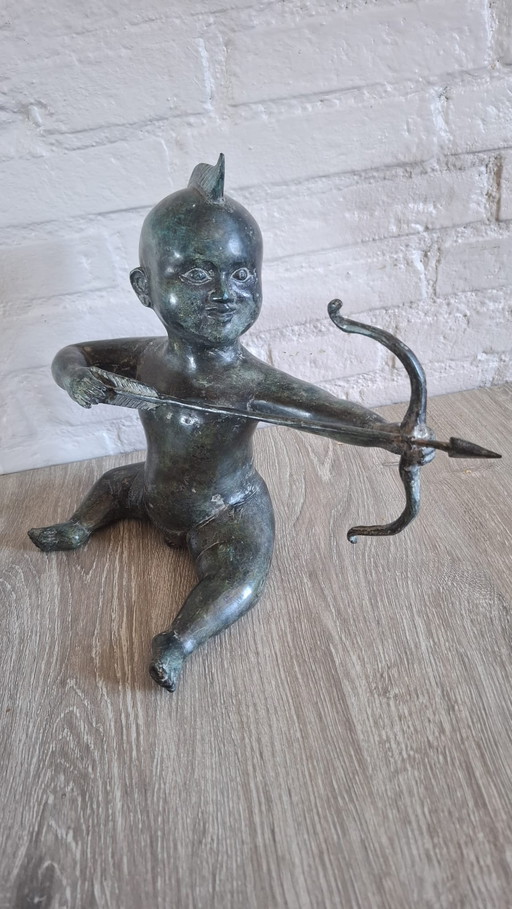 Sculpture en bronze - Bébé Cupidon assis avec un peigne - Hauteur 30 cm - Design expressif