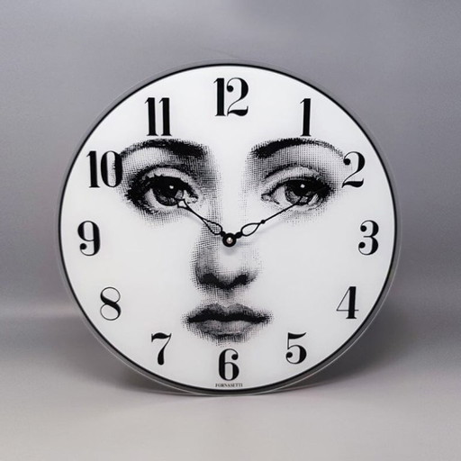 Horloge murale en verre des années 1990, signée Fornasetti. Fabriquée en Italie.