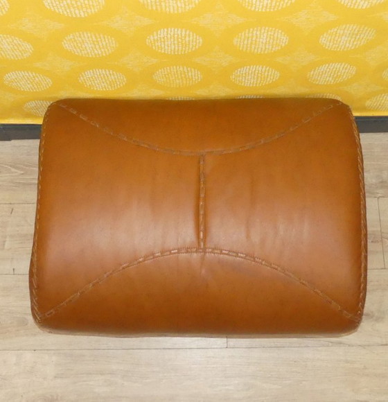 Image 1 of Hocker Baseball Stil Leder Cognac top Zustand retro vintage 70er Jahre Fußhocker Teil einer GARNITUR Ottomane karamell