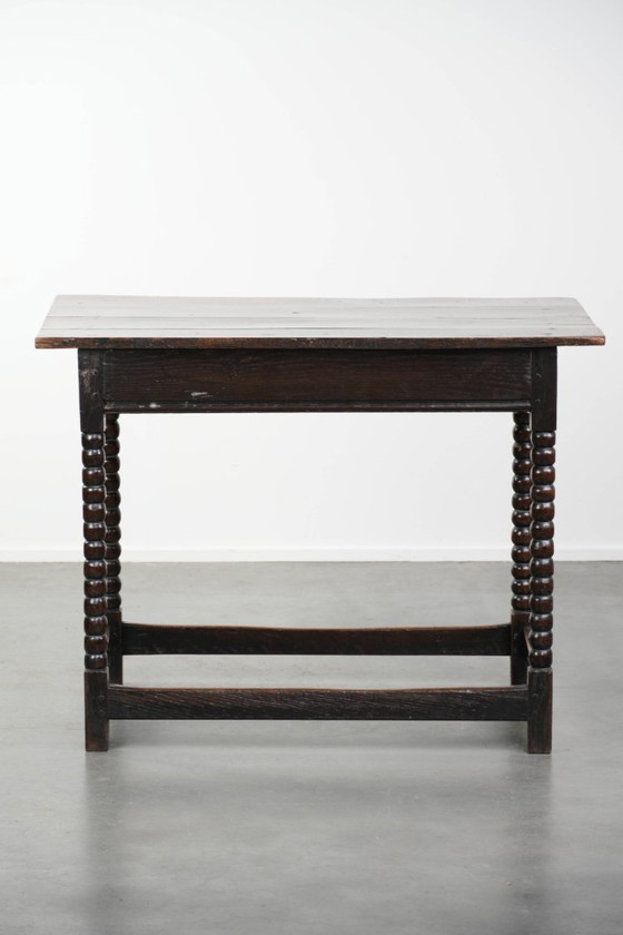 Image 1 of Uniek mooie antieke Engelse side table van eikenhout uit de 18e eeuw met een lade en mooie bobbin gedraaide poten