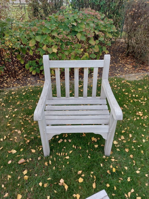 Preciosos muebles de jardín en madera de teca (2 sillas y 1 mesa auxiliar).