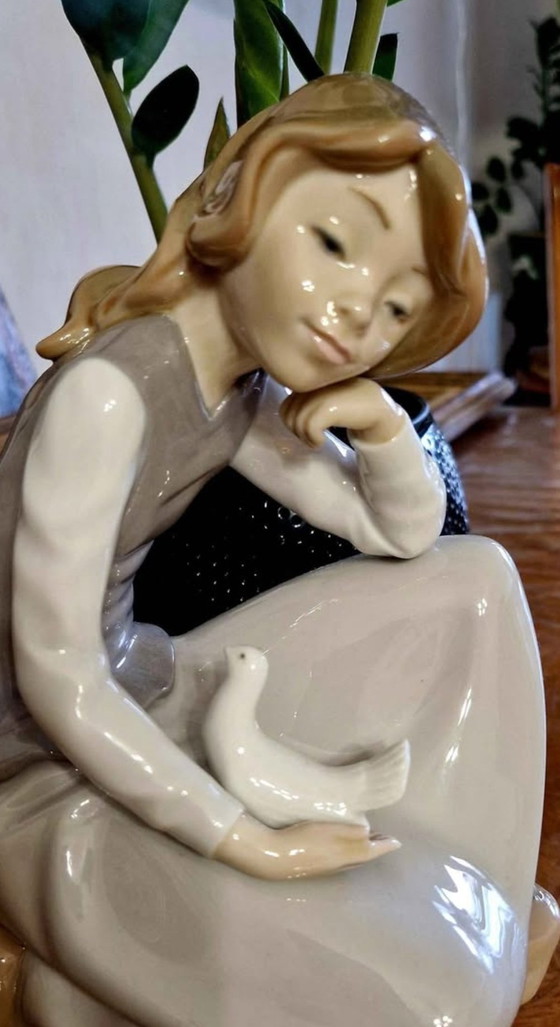 Image 1 of La ragazza con la colomba