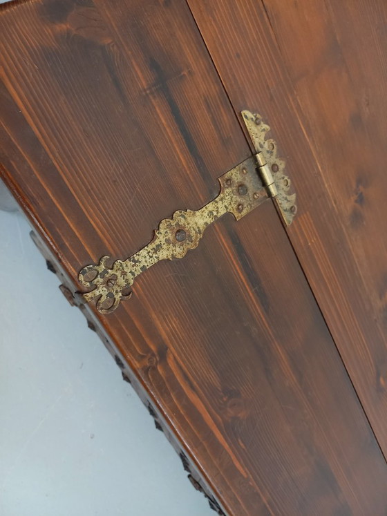 Image 1 of Een laag, brutalistisch dressoir van Georges Robert, gemaakt van donker grenenhout, uit de jaren 50/60.