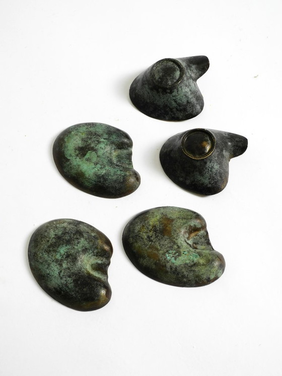 Image 1 of Bellissimi e molto rari, cinque posacenere da tavolo in ottone pesante della metà del secolo, realizzati da Carl Auböck, Austria