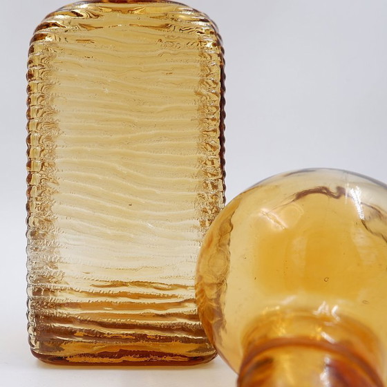 Image 1 of Vintage karaf in amberkleurig golvend Italiaans Empoli glas met ronde stop