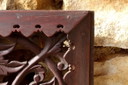 Pannello murale traforato in legno intagliato con motivo vegetale, originario dello Sri Lanka, 97x32 cm