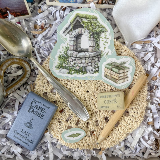 Mystery Box Vintage per Artisti | Tazza in Gres Vintage, Quaderno Vintage, Tovagliolo Ricamato & Biglietto (photo 6 of 11)