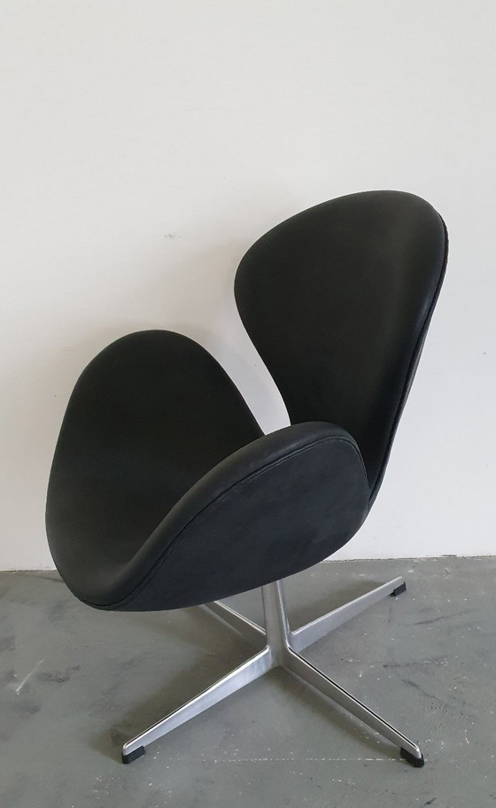 Image 1 of Frits Hansen swan chair in zwart nubuck leder in hoogte instelbaar uit 1965