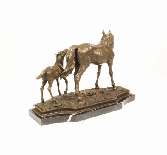 Image 1 of Große Bronzeskulptur einer Stute mit Fohlen auf Marmorsockel, signierte Kunststatue, neu