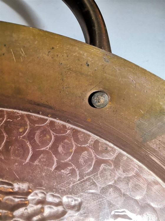 Image 1 of Piatto in rame martellato con scena contadina in stile antico / Retro Vintage anni '60