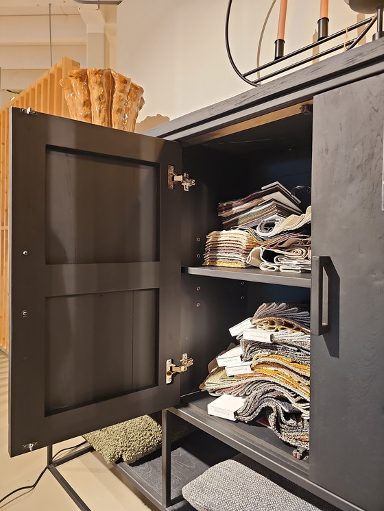 Image 1 of Gabinete de almacenamiento negro atemporal DTP