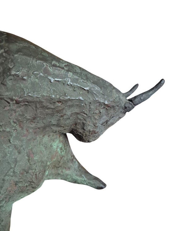 Scultura di Toro in Resina di Pietra Color Bronzo di Islay Grimes, Sculture, Verde, Abstract (foto 8 di 15)