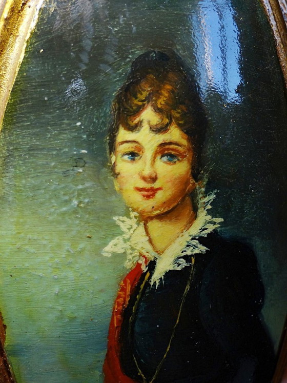 Image 1 of Pequeño retrato veneciano antiguo en medallón al óleo sobre madera convexa.