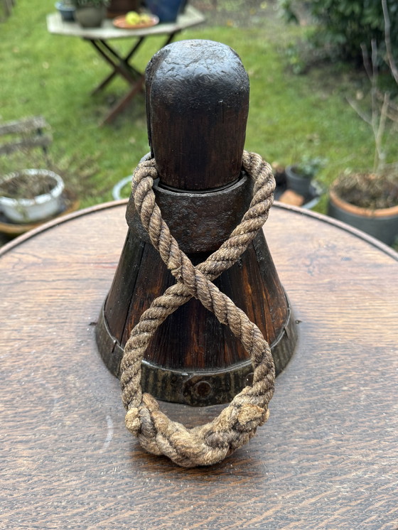 Image 1 of Bouée de pêche ancienne en bois | Chêne massif et fer forgé | XIXe siècle